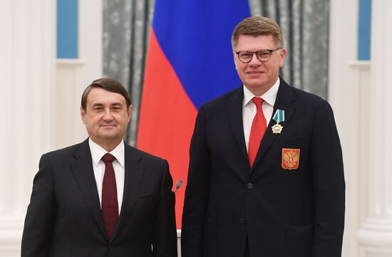 Presidential Aide Igor Levitin presents awards to participants of Pyeongchang Olympics