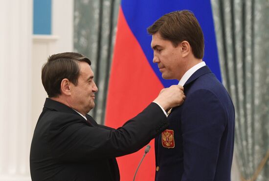 Presidential Aide Igor Levitin presents awards to participants of Pyeongchang Olympics