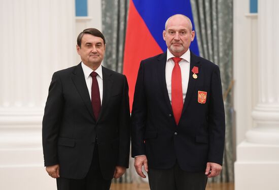 Presidential Aide Igor Levitin presents awards to participants of Pyeongchang Olympics