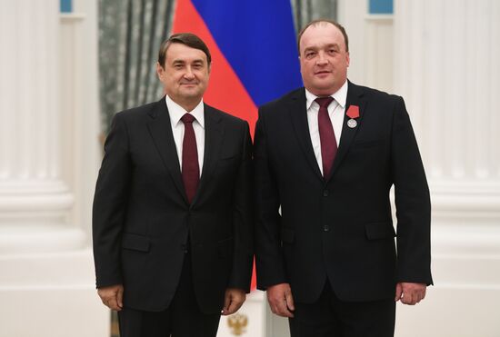 Presidential Aide Igor Levitin presents awards to participants of Pyeongchang Olympics