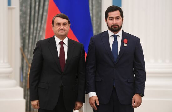 Presidential Aide Igor Levitin presents awards to participants of Pyeongchang Olympics