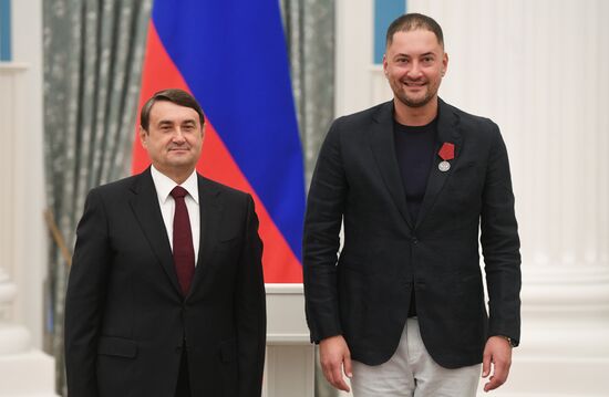 Presidential Aide Igor Levitin presents awards to participants of Pyeongchang Olympics