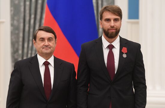 Presidential Aide Igor Levitin presents awards to participants of Pyeongchang Olympics