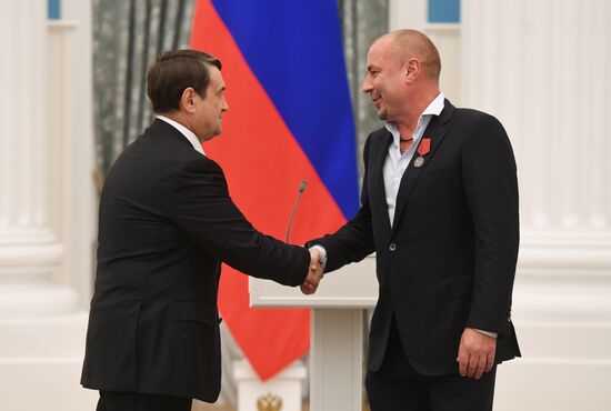 Presidential Aide Igor Levitin presents awards to participants of Pyeongchang Olympics