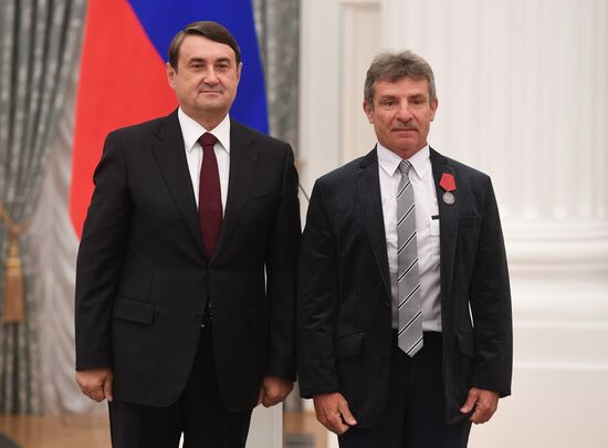 Presidential Aide Igor Levitin presents awards to participants of Pyeongchang Olympics