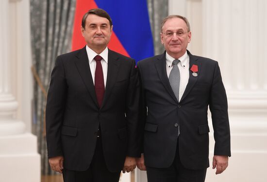 Presidential Aide Igor Levitin presents awards to participants of Pyeongchang Olympics