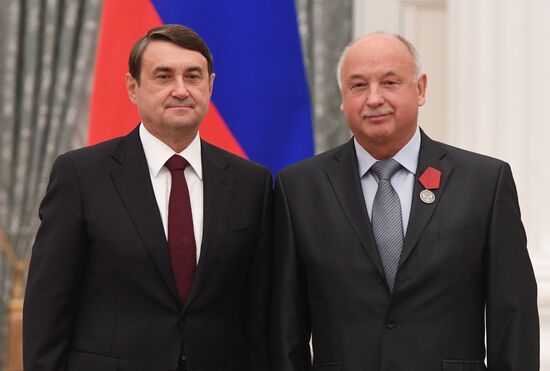 Presidential Aide Igor Levitin presents awards to participants of Pyeongchang Olympics