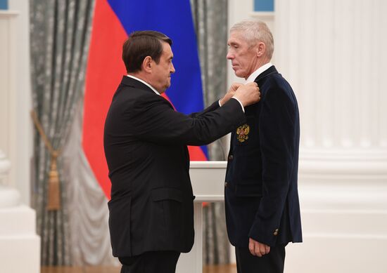 Presidential Aide Igor Levitin presents awards to participants of Pyeongchang Olympics