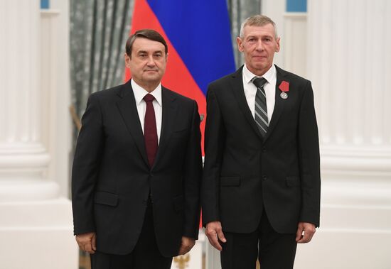 Presidential Aide Igor Levitin presents awards to participants of Pyeongchang Olympics