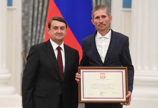 Presidential Aide Igor Levitin presents awards to participants of Pyeongchang Olympics