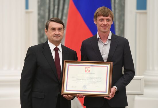Presidential Aide Igor Levitin presents awards to participants of Pyeongchang Olympics