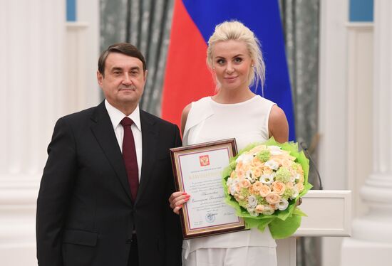 Presidential Aide Igor Levitin presents awards to participants of Pyeongchang Olympics