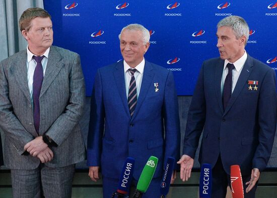 Introduction of Roscosmos cosmonaut candidates
