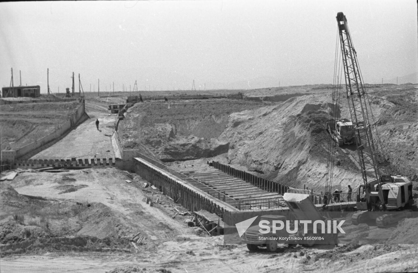 Karakum Canal under construction