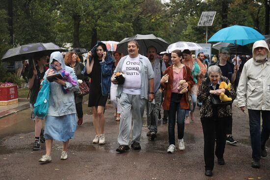 Mothers' March in support of defendants in New Greatness case