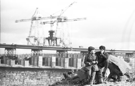 Building Ust-Ilimsk Hydroelectric Power Station