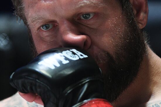 Mixed martial arts. Aleksander Emelianenko vs. Tony Johnson