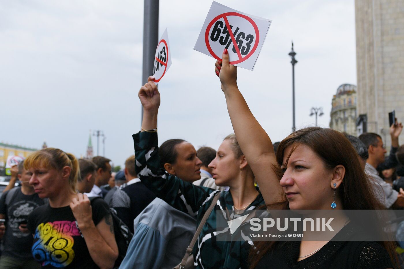 Protest against pension reform outside State Duma