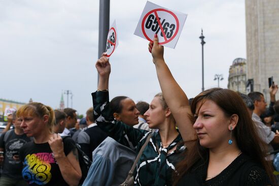 Protest against pension reform outside State Duma