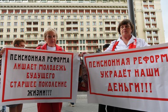 Protest against pension reform outside State Duma