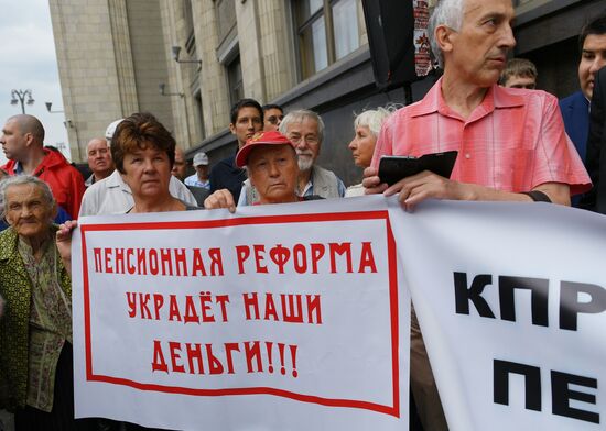 Protest against pension reform outside State Duma