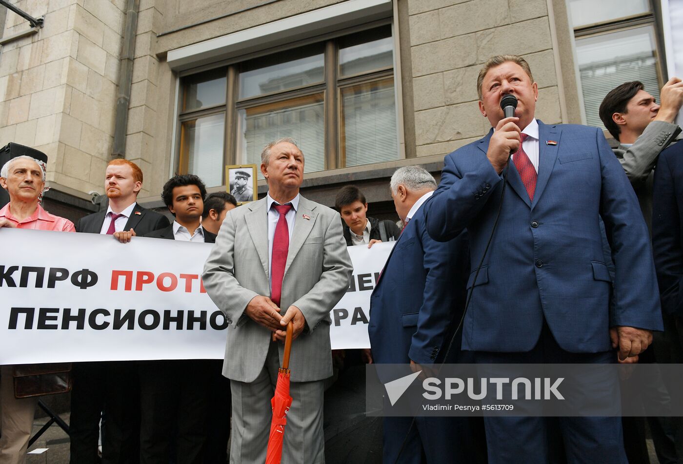 Protest against pension reform outside State Duma