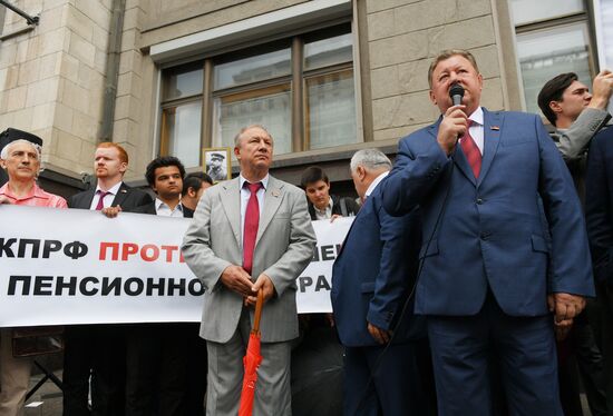 Protest against pension reform outside State Duma