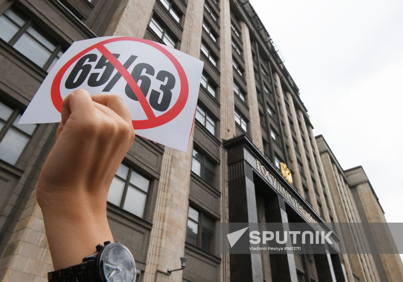 Protest against pension reform outside State Duma
