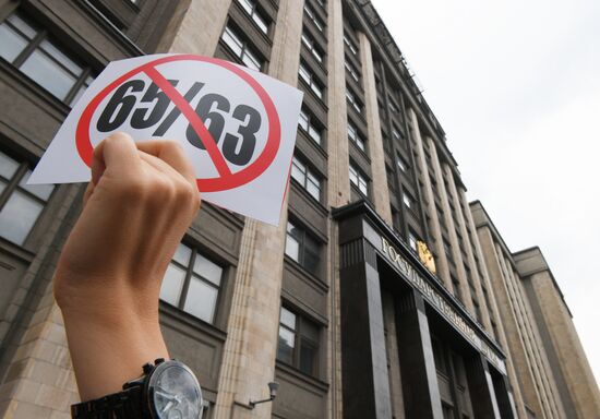 Protest against pension reform outside State Duma