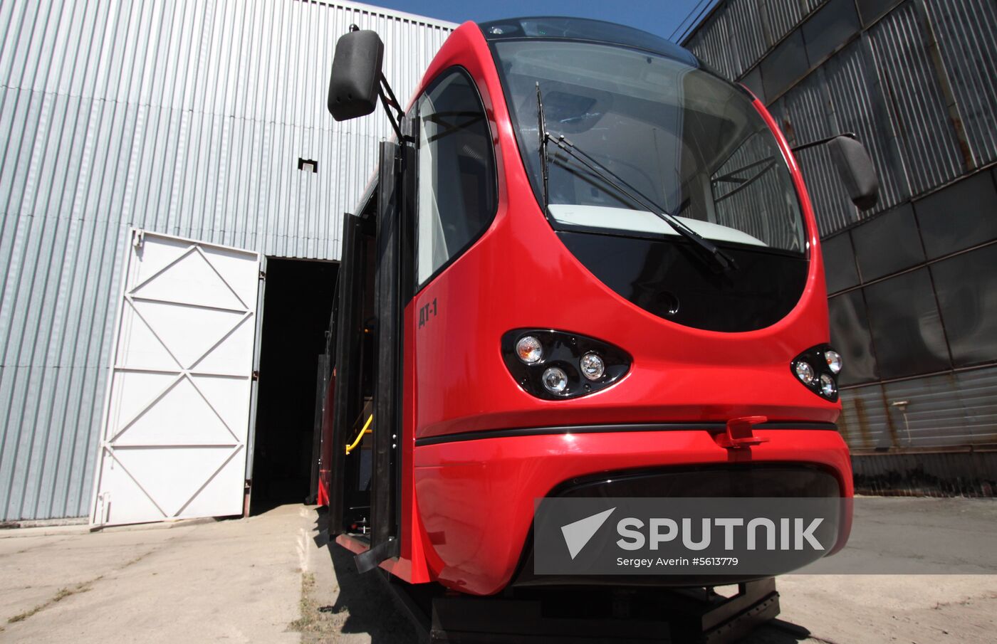 First tram manufactured in Donetsk People's Republic presented in Donetsk