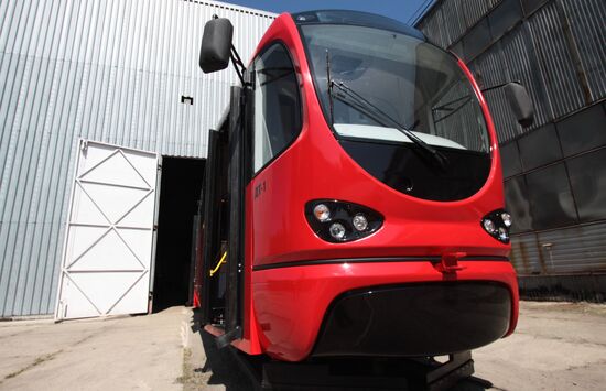 First tram manufactured in Donetsk People's Republic presented in Donetsk