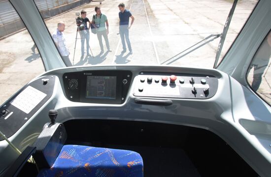 First tram manufactured in Donetsk People's Republic presented in Donetsk