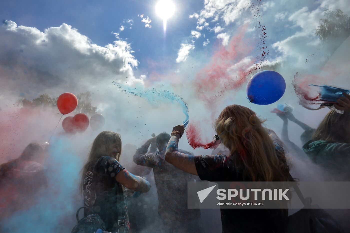 Tricolor festival on Russia's National Flag Day