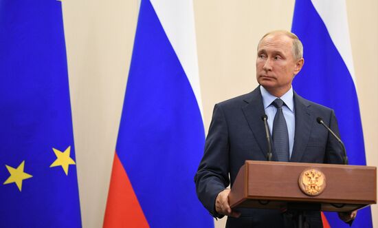 Russian President Vladimir Putin meets with Finnish President Sauli Niinisto