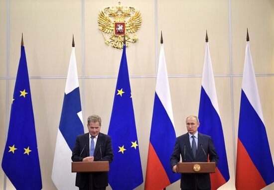 Russian President Vladimir Putin meets with Finnish President Sauli Niinisto