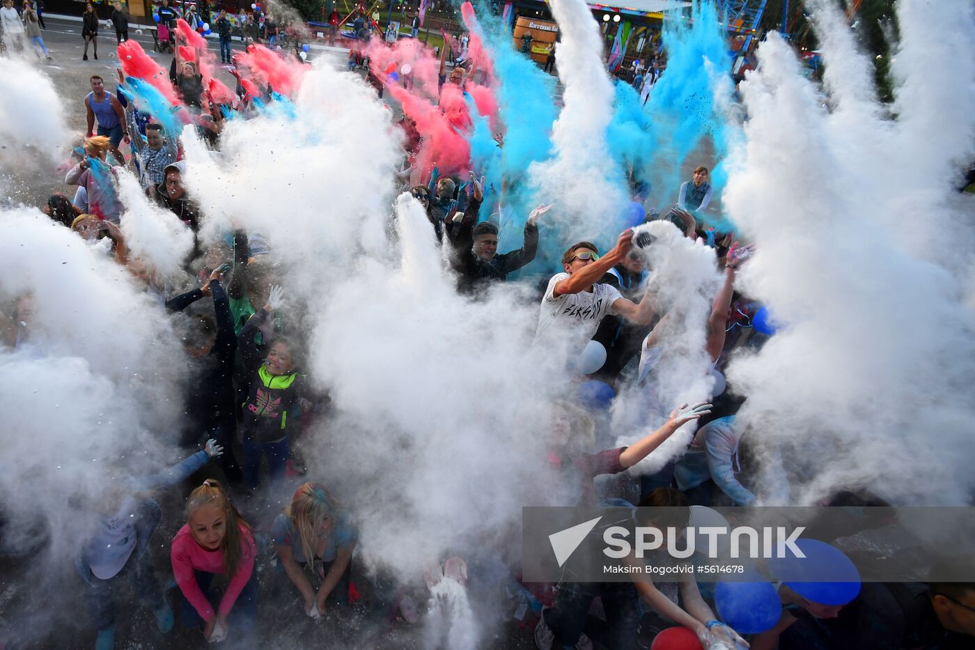 Tricolor festival on Russia's National Flag Day