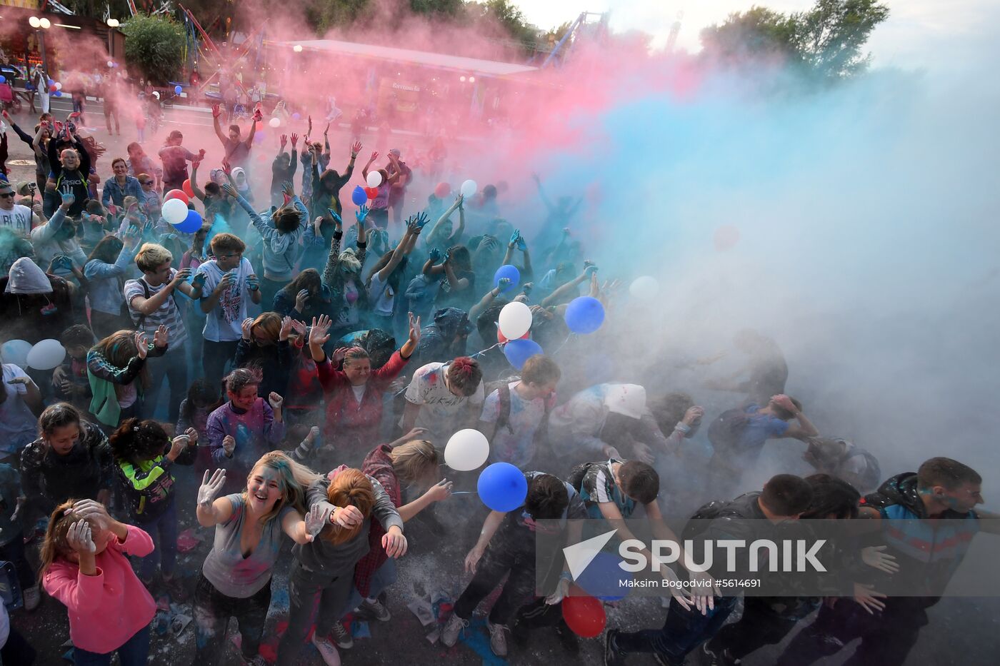 Tricolor festival on Russia's National Flag Day