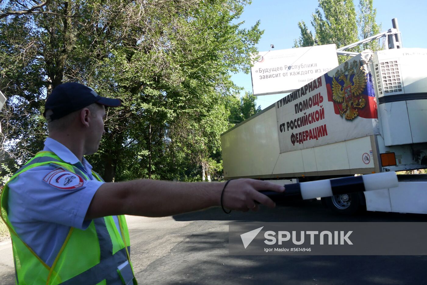 Russian Emergencies Ministry's 80th humanitarian aid convoy arrives in Donbass