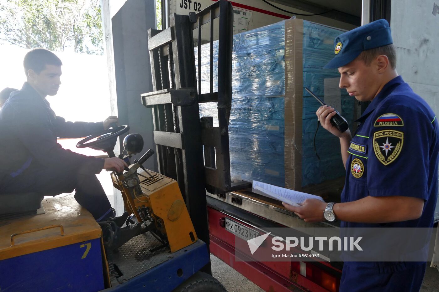 Russian Emergencies Ministry's 80th humanitarian aid convoy arrives in Donbass