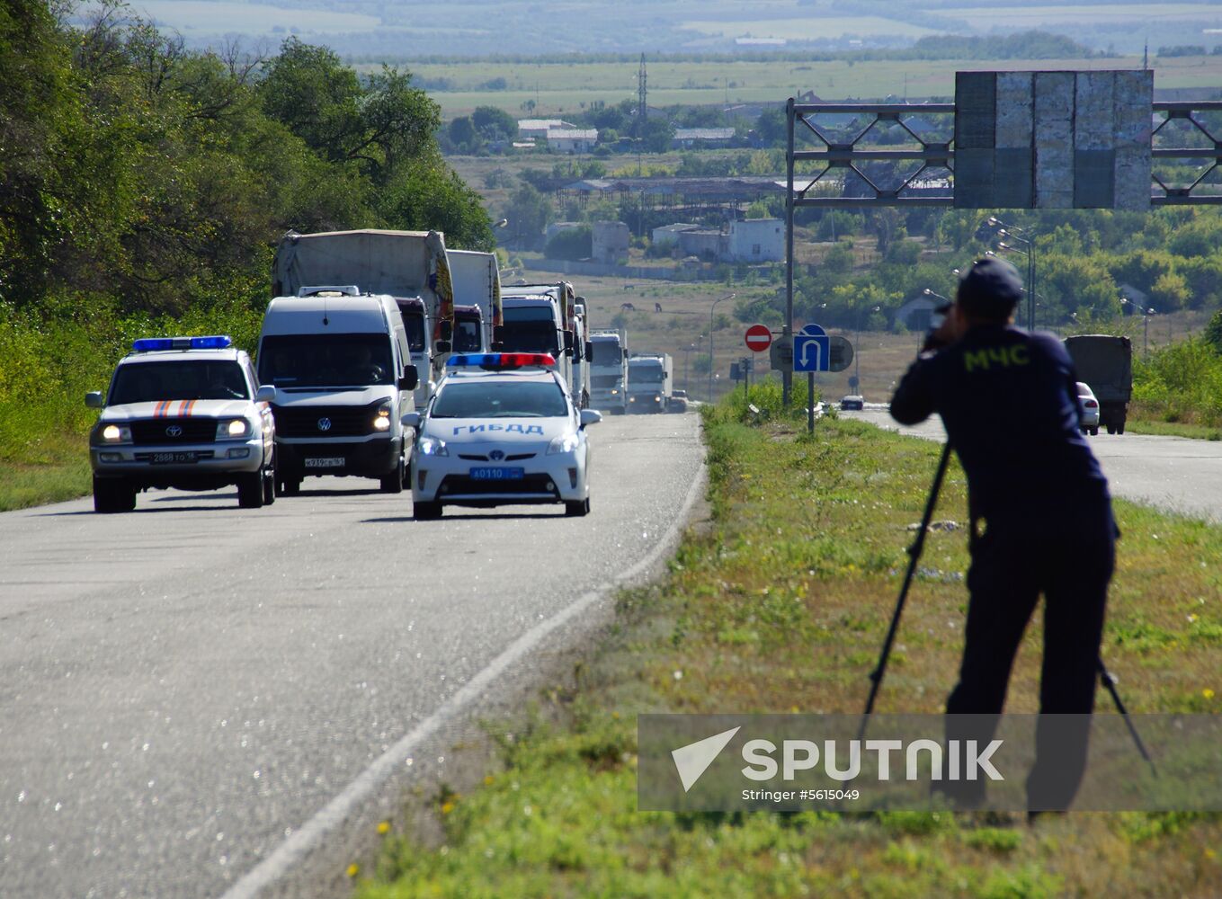 Russian Emergencies Ministry's 80th humanitarian aid convoy arrives in Donbass