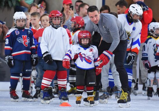 Workshop by ice hockey players Yevgeny Malkin and Ilya Kovalchuk in Moscow