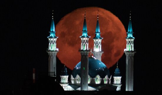 Moon over Qolşärif Mosque in Kazan