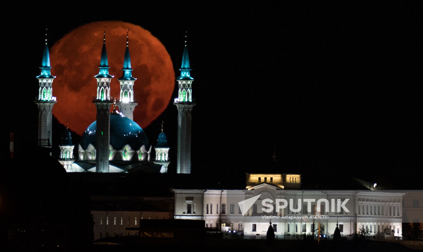 Moon over Qolşärif Mosque in Kazan