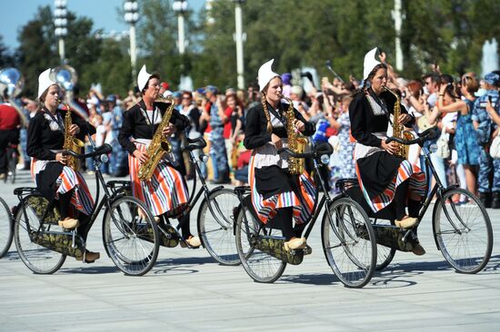 Procession of participants in international military music festival, Spasskaya Tower, at VDNKh