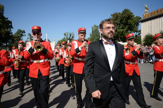 Procession of participants in international military music festival, Spasskaya Tower, at VDNKh
