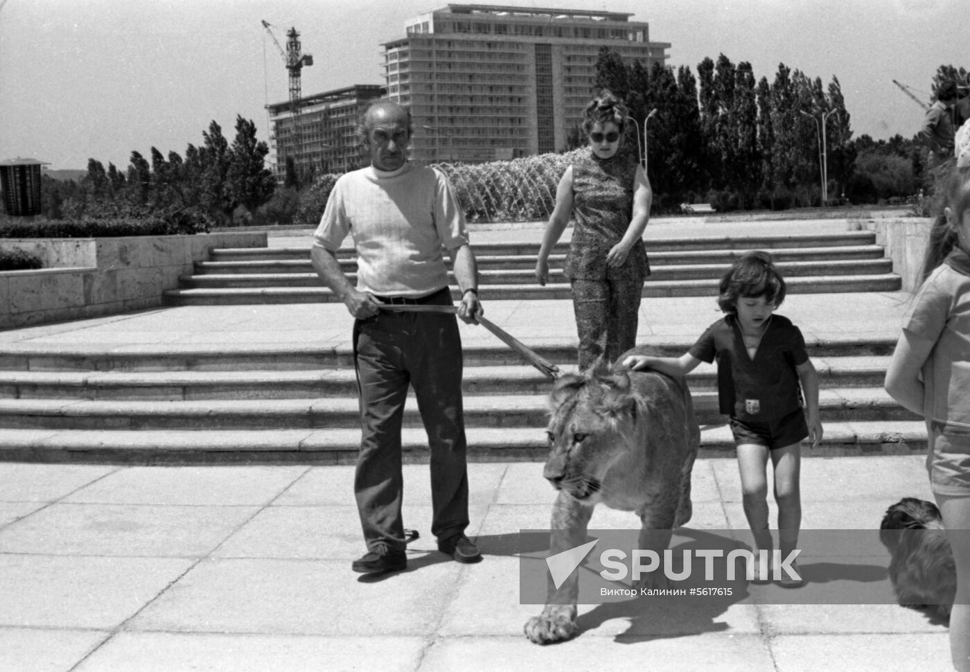 Berberov family with tame lion