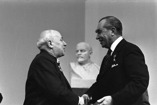 Raymond Goor receives International Lenin Peace Prize