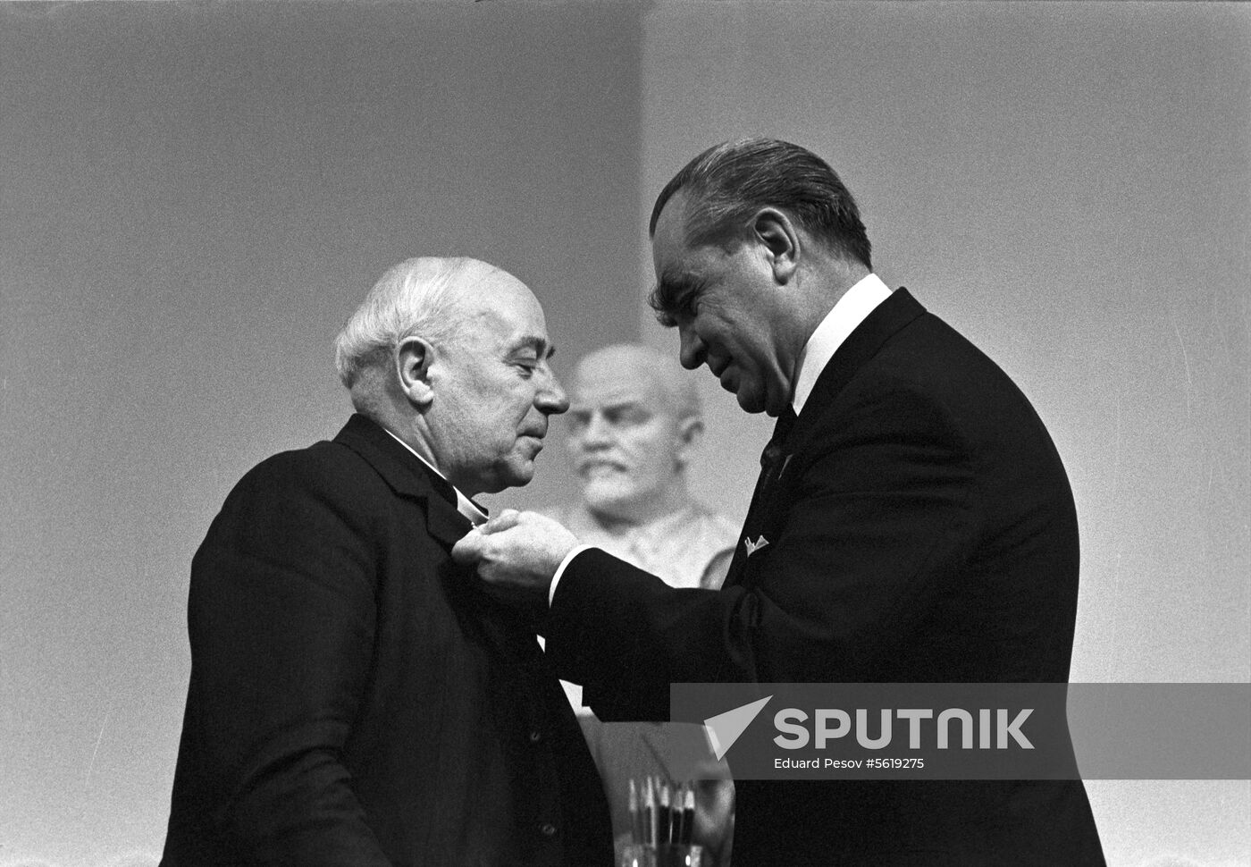 Raymond Goor receives International Lenin Peace Prize