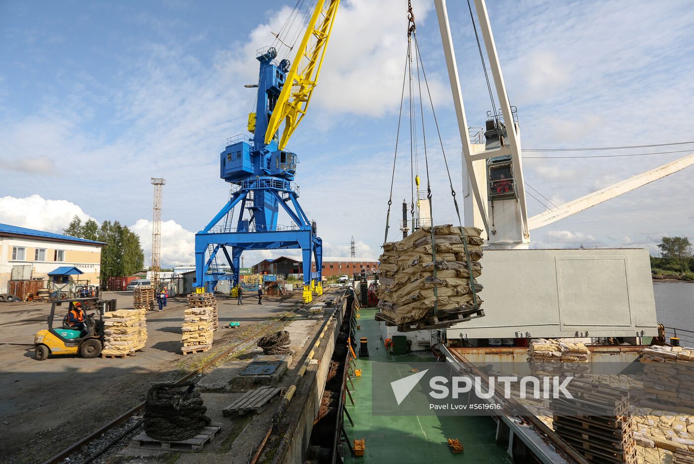 Steam vessel with Far Eastern salmon arrives in Arkhangelsk