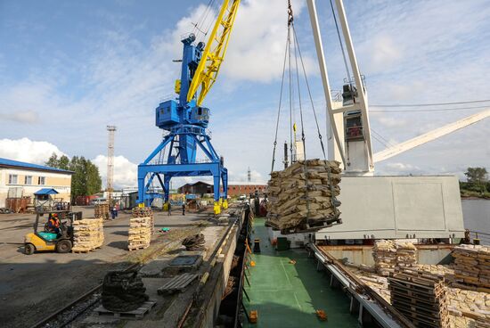 Steam vessel with Far Eastern salmon arrives in Arkhangelsk